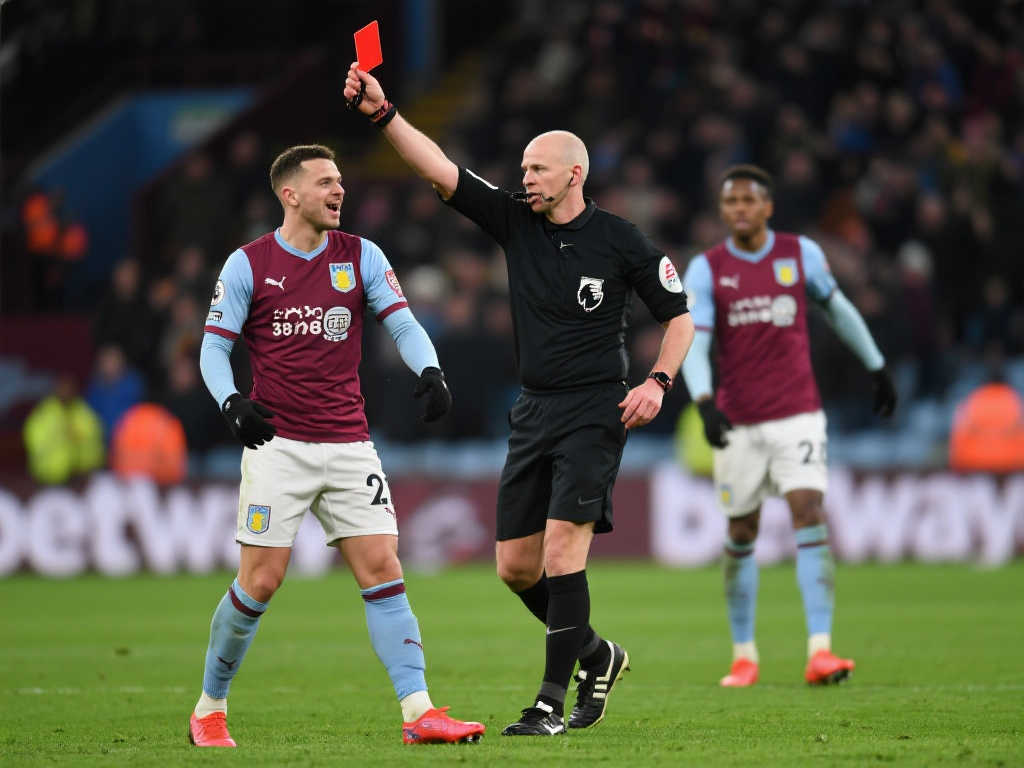 裁判成焦点？英超12轮红牌数达27张，逼近上赛季全年30张